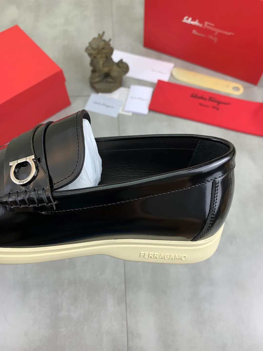 Men's Men's Shoes 💰P580💰[New Style] Water-dyed Niuli 🆘[Salvatore Ferragamo] Ferragamo's latest casual business leather shoes for men! Listed simultaneously! The fabric is made of specially imported original open-edge beaded calfskin, and the interior is made of imported water-dyed cowhide. It is absolutely luxurious and leads the fashion trend. Matching code: 38-44 (45 and 46 can be customized) Black, brown and burgundy colors available